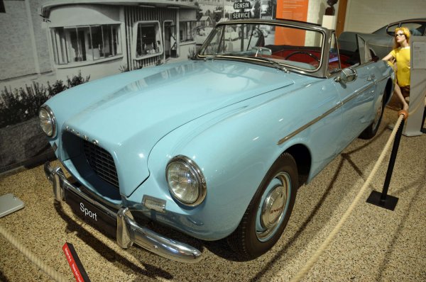 Първата спортна кола на Volvo, P1900, беше толкова неуспешна, че за една бройка да се окаже и последната. Разработката  беше поръчана от шефа на фирмата Асар Габриелсон (1891-1962), след като той посещава Съединените щати през 1953 г. и забелязва нарастващата популярност на автомобилите с каросерия от фибростъкло. Съобщава се, че базираната в Калифорния Glasspar е помогнала на Volvo да проектира каросерията на P1900 и е научила фирмата как да го конструира надеждно.
Оформянето беше изключително скъпо и шведите нямаха голям интерес към двуместен роудстър. Идеята за вятър в косата беше много по-привлекателна в Бевърли Хилс, отколкото в Скандинавия. Впоследствие Volvo продаде 67 бройки от P1900. Неговият наследник, P1800, никога не е бил предлаган като кабриолет.